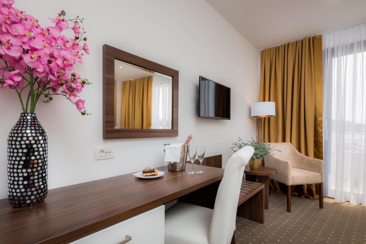 Hotel Perla โรกอซนิซา ภายนอก รูปภาพ